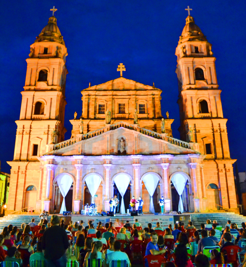 Júnior e William fazem primeiro show sertanejo do evento